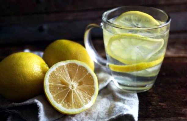 acqua e limone al mattino