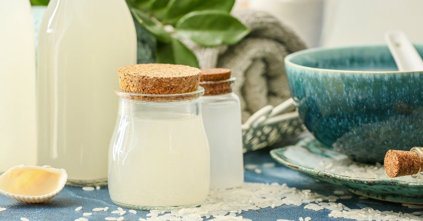 Barattoli di vetro riempiti con acqua di riso, un rimedio naturale lenitivo per chi soffre di colite e problemi intestinal