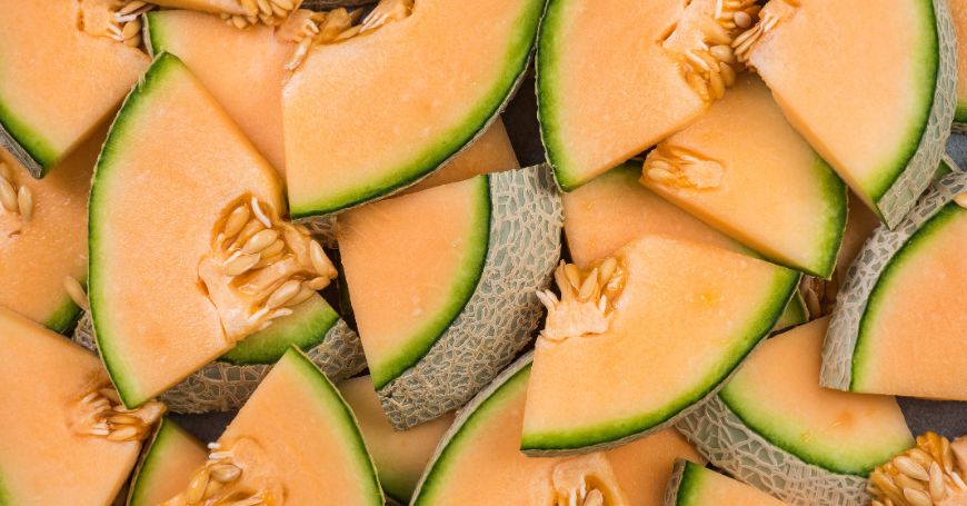fette di melone tagliate a spicchi, un frutto gustoso ma che nasconde alcune insidei per chi soffre di colite