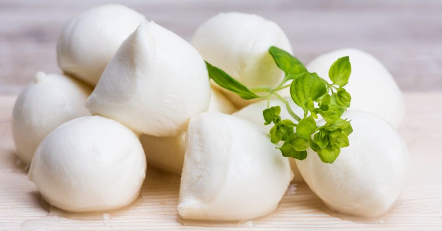 Mozzarelle fresche con rametto di basilico, un latticino da consumare con moderazione in caso di colite