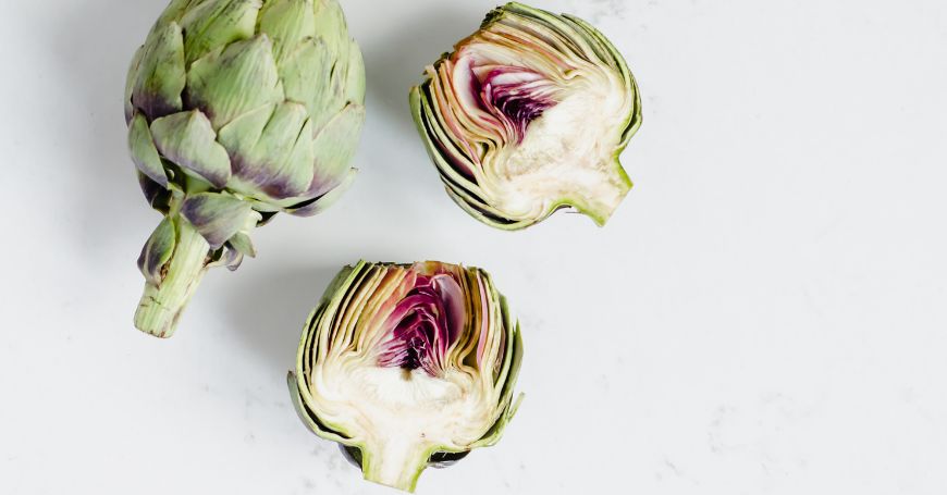 Carciofi aperti, fone di inulina e flavonoidi, utili per chi soffre di problemi intestinali, ma da mangiare con attenzione se si soffre di sindrome del colon irritabile (IBS) o colite