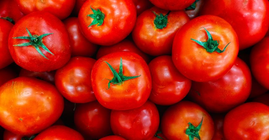 alcuni pomodori rossi, un alimento sconsigliato in caso di colite o colon irritabile per via della sua acidità