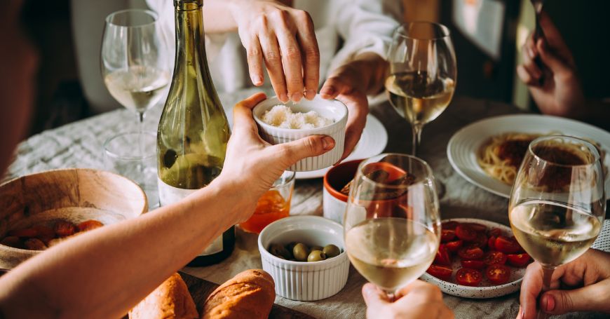 Momento conviviale con pietanze controllate, esempio di colite al ristorante gestita con consapevolezza