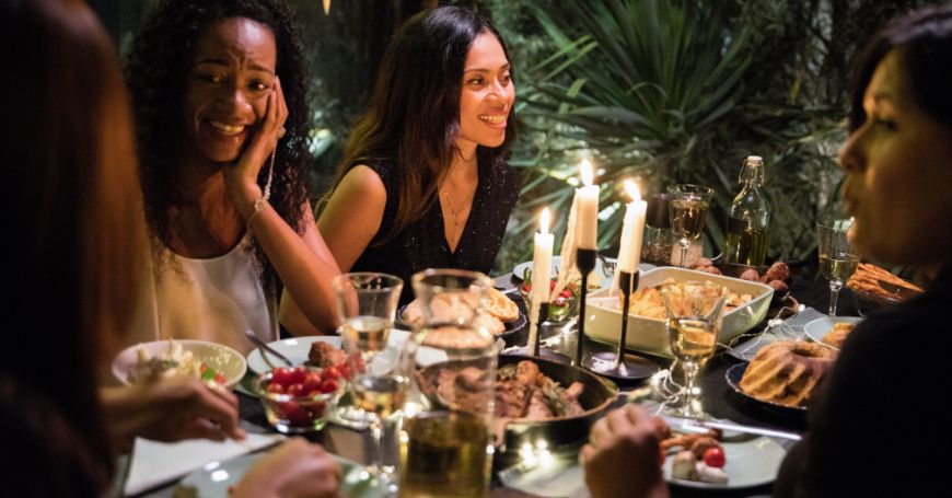 Cena serale tra amiche in ristorante tranquillo, occasione di socialità e di mangiare fuori anche con la colite