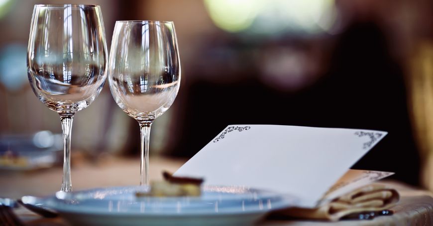 Tavolo elegante pronto per cena, simbolo di preparazione attenta per mangiare fuori casa con la colite